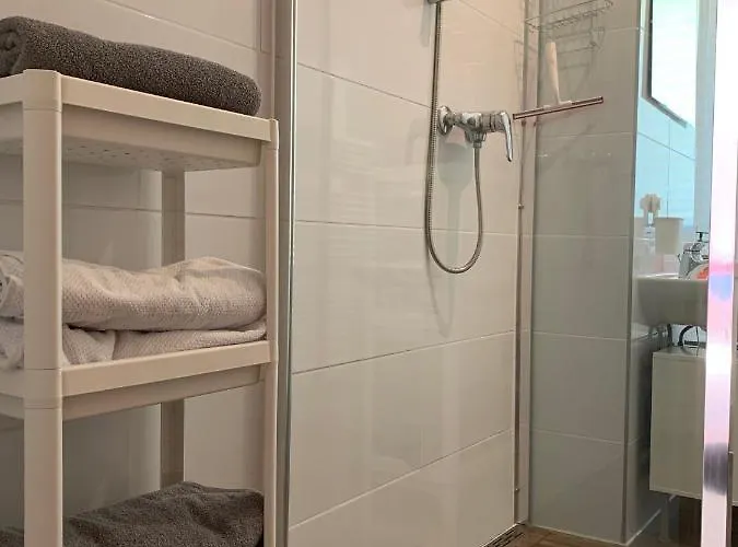 Apartment Moderne Fuer 5 Gaeste In *